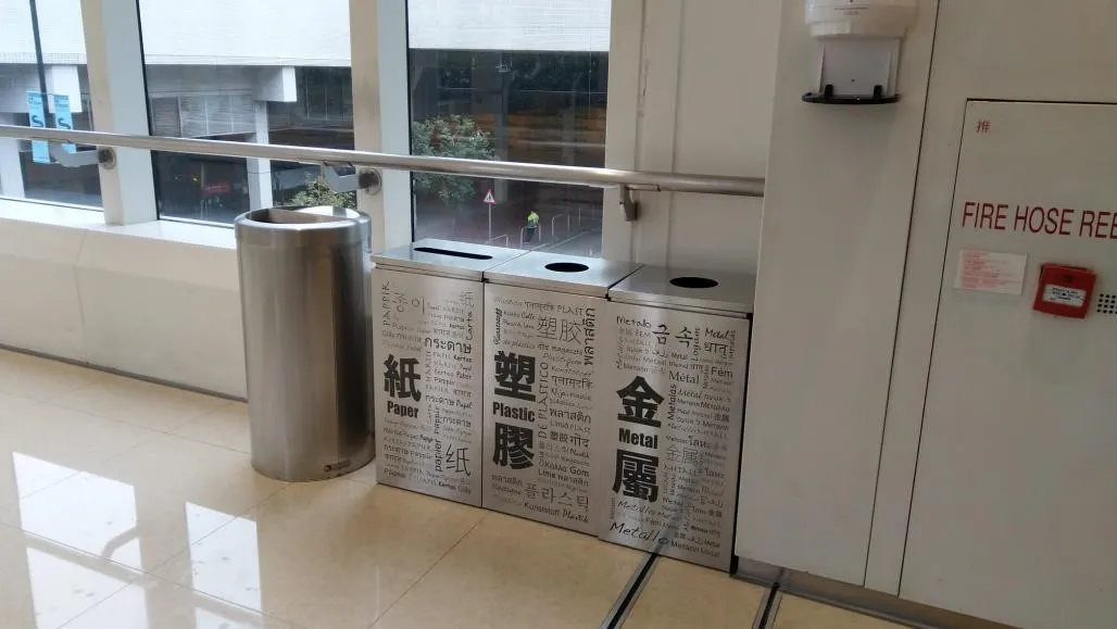 不同廢物分類回收桶的種類.包括紙,金屬,塑膠,光管及充電池