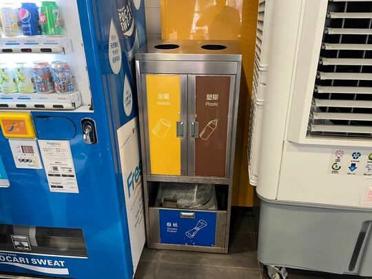 青衣西南游泳池 (近青衣西南体育馆地下电梯大堂附近空地)