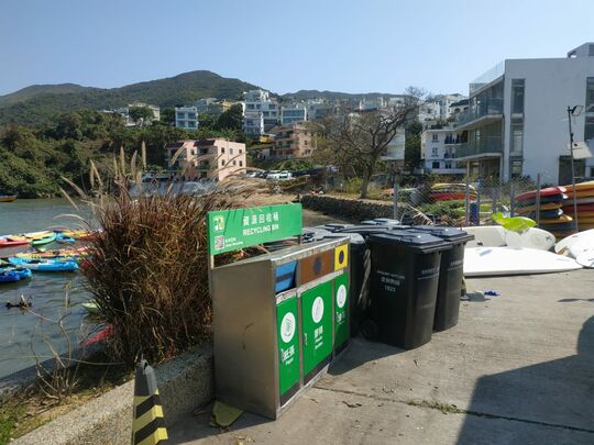 西貢相思灣曉波徑 42 號對面近垃圾箱位