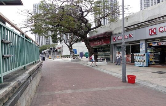 屯門輕鐵美樂站側(近美樂花園街市)行人路空地位置